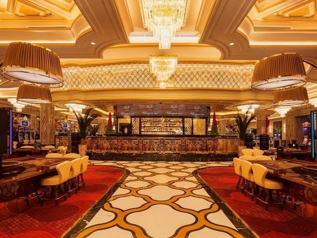 Meja baccarat digital dalam area kasino